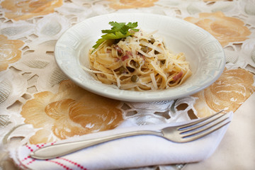 Tagliatelle panna, prosciutto e piselli