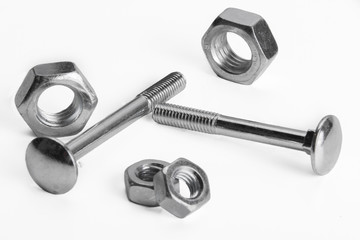 Set aus Muttern und Schrauben