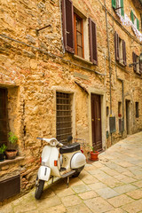 Panele Szklane Podświetlane  Vespa na małej uliczce na starym mieście, Włochy