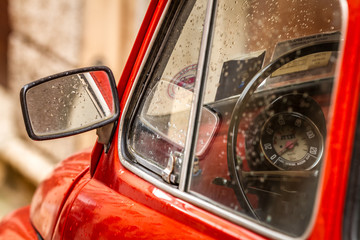 Vintage czerwony samochód we Włoszech - obrazy, fototapety, plakaty