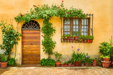 Photo sur Plexiglas Toscane Beau porche décoré de fleurs en italie