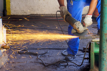 Ebarbage d'une pièce métallique dans une usine