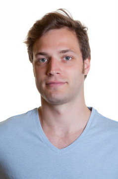 Portraitfoto junger Mann im hellblauen Shirt