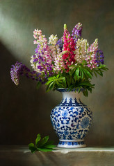 Obrazy na Szkle  Martwa natura z kwiatami łubinu w chińskim wazonie