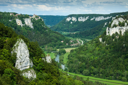 Ausblick von Eichfelsen bei Irndorf im Oberen Donautal (Landscape idyll)