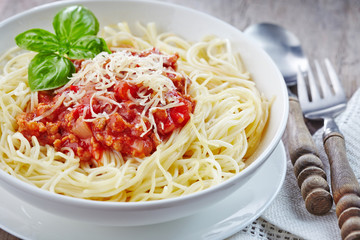 Spaghetti with minced meat and cheese