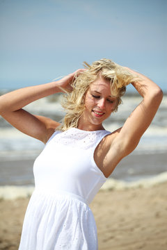 blondine am strand