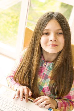 bambina al compiuter