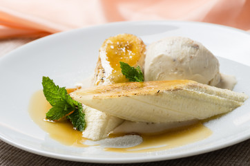 Caramelized bananas with mint