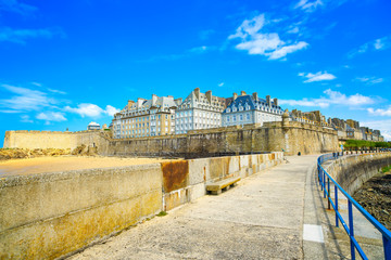 Obraz premium Saint Malo city walls and beach. Brittany, France.