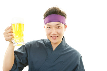 ビールジョッキを持つ寿司職人