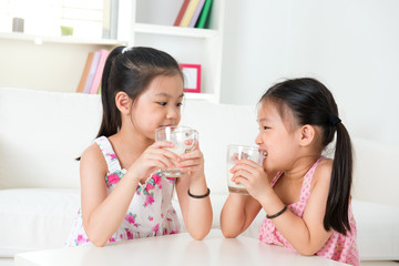 Obraz na płótnie Canvas Children drinking milk.