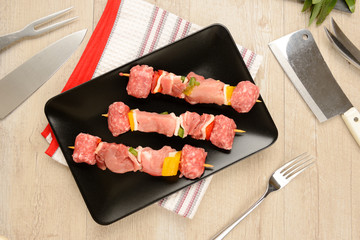 spiedini di carne crudi