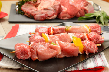spiedini di carne crudi