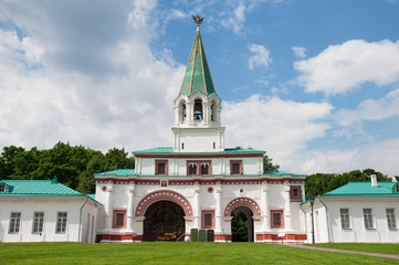Fototapeta na wymiar front gates, Kolomenskoye