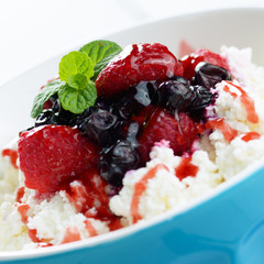 Cottage cheese with raspberries and blueberries