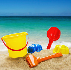 Fototapeta na wymiar kolorowe zabawki dla dziecięcych piaskownicach przeciwko morza
