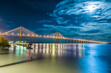 Fototapeta premium Most Rosario-Victoria przez rzekę Parana, Argentyna
