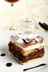 dessert millefoglie con cioccolato panna e pan di spagna