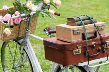 Papier Peint photo Vélo Vélo vintage sur le terrain avec un panier de fleurs et un sac