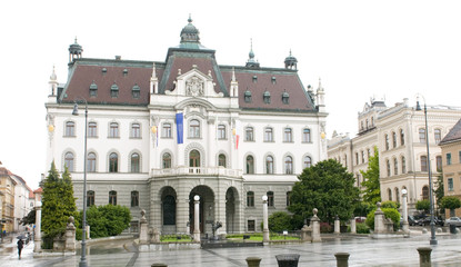 Fototapeta na wymiar University of Ljubljana budynku głównym placu słoweńskiej w Kongresie