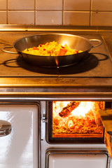 Alter Herd mit Holzfeuer