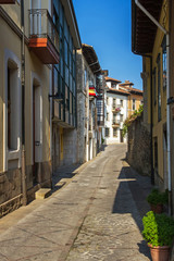 Fototapeta na wymiar Calle de LLanes en Asturias. España