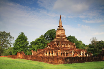 Fototapeta na wymiar posągów słoń w starożytnej pagoda w Wat Chang Lom