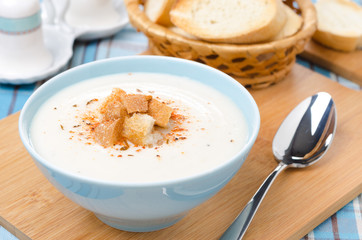 cold cauliflower soup with cottage cheese and croutons