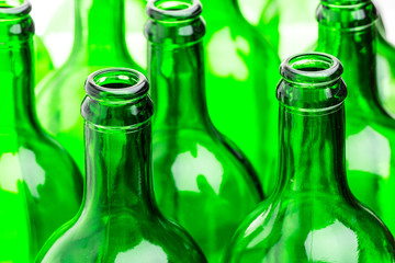 Viele grüne Flaschen