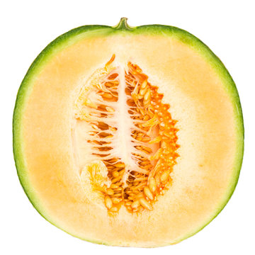 Halbe Melone stehend isoliert auf weißem Hintergrund