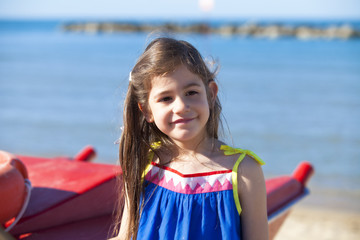 Bambina bella al mare che guarda