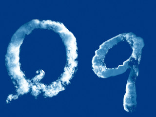 Naklejka premium Letter 'Q' from clouds alphabet