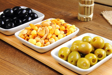 Aperitivo con surtido de aceitunas y frutos secos