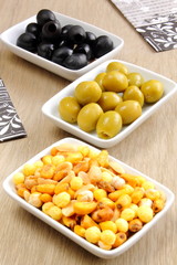 Aperitivo con frutos secos y aceitunas