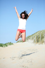 Obraz premium junge frau springt hoch