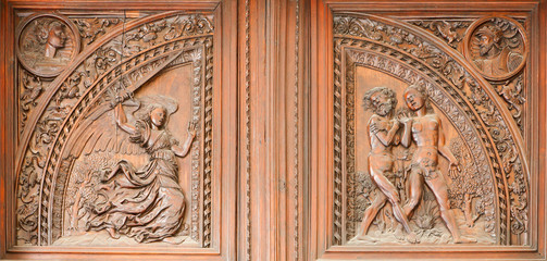 Fototapeta na wymiar Madryt - drewniana płaskorze¼ba wygnanie Adama i Ewy