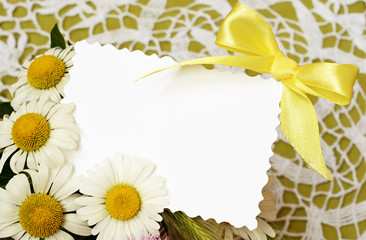 Obraz premium Bouquet of daisies with a card