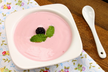Yogur con frutas del bosque