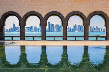 De skyline van Doha door de bogen van het Museum van Islamitische kunst, Do