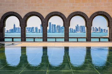 Foto auf Acrylglas Mittlerer Osten Skyline von Doha durch die Bögen des Museums für Islamische Kunst, Do