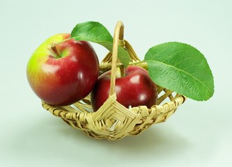 rote Äpfel im Körbchen