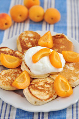 Pancakes mit Aprikosen