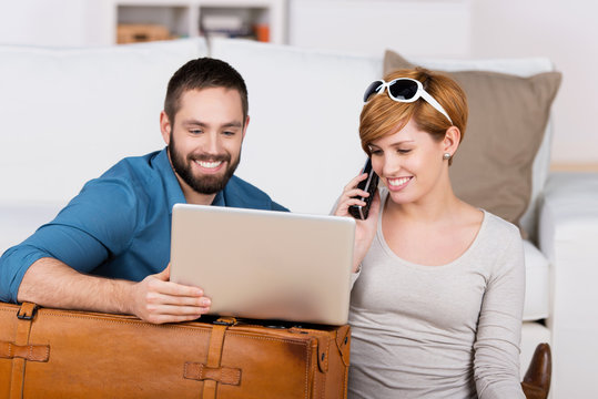 paar bucht eine reise im internet