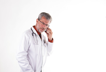 Doktor Arzt mit Handy telefoniert ernst