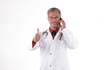 Doktor Arzt mit Handy telefoniert freundlich lächelnd