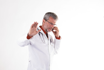 Doktor Arzt mit Handy telefoniert ernst ablehnend