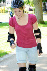 Junge Frau fähr Inline-Skates im Park