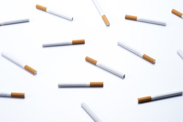 バラバラに散らばった煙草