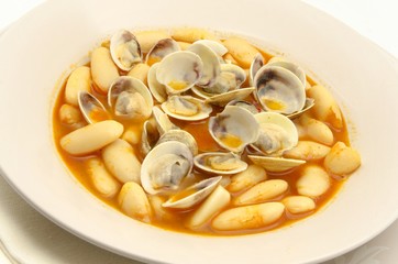 Fabes con almejas ,plato tipico de Asturias,España